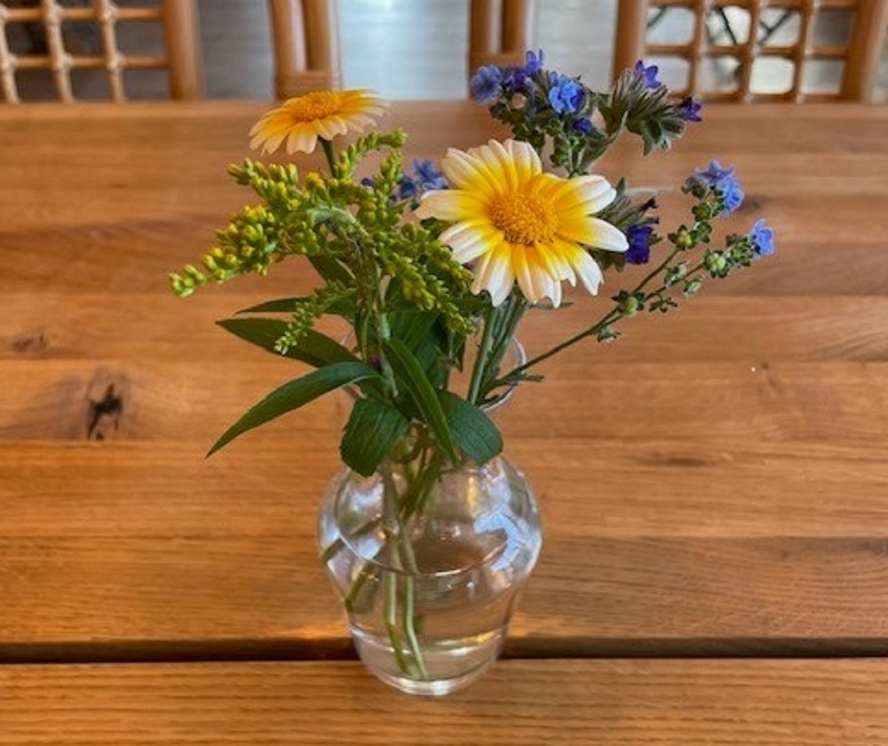 Blomster på bord i restaurant